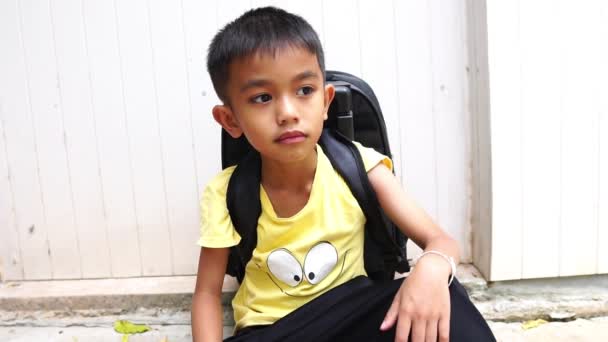 Θλιβερό Μικρό Άστεγο Αγόρι Σακίδιο Κάθεται Στο Πάτωμα — Αρχείο Βίντεο