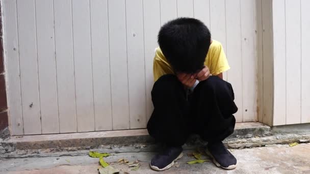 Λυπημένο Μικρό Άστεγο Αγόρι Που Κάθεται Στο Πάτωμα — Αρχείο Βίντεο