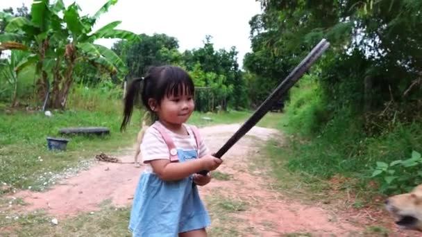 Kis Ázsiai Lány Tenisz Ütő Parkban — Stock videók