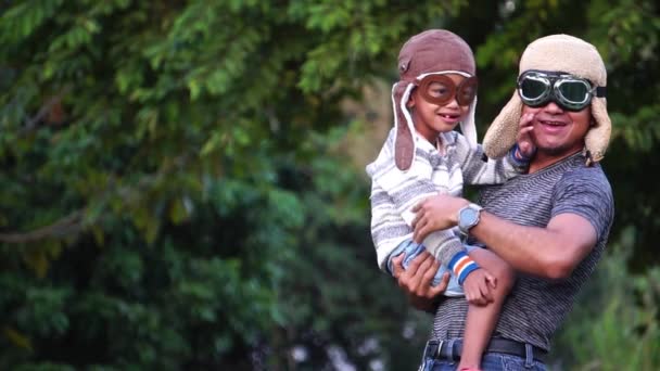 Šťastný Asijský Malý Chlapec Jeho Otec Nosí Čepice Parku — Stock video