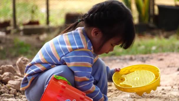 Asiatico Bambina Giocare Con Sabbia Giocattoli Parco Giochi — Video Stock