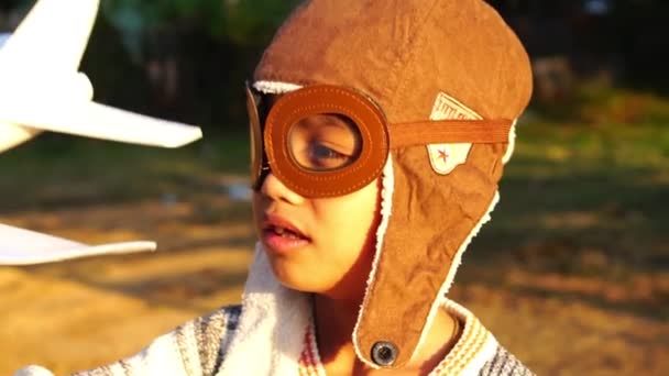 Ευτυχισμένο Ασιατικό Παιδί Παίζει Αεροπλάνο Αφρό Στο Πάρκο — Αρχείο Βίντεο
