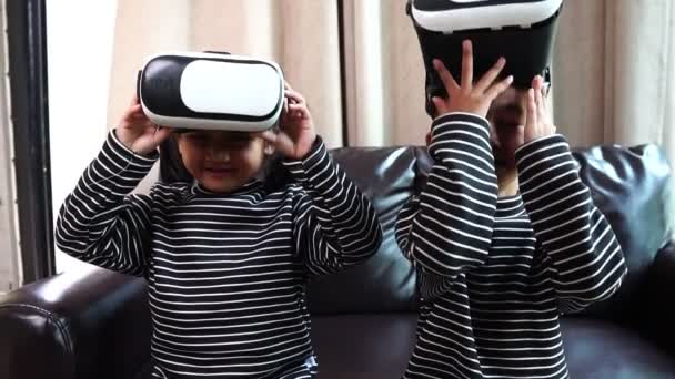 快乐的亚洲小男孩和小女孩在家里用Vr眼镜 — 图库视频影像