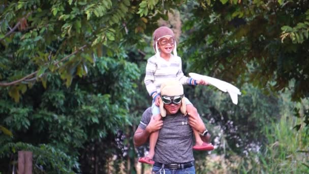 동양인 아버지 공원에서 비행기와 비행사 모자를 — 비디오