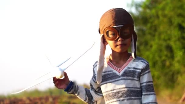 Feliz Criança Asiática Brincando Com Avião Espuma Parque — Vídeo de Stock