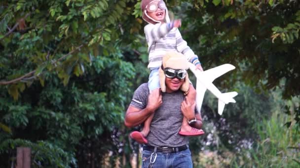 Heureux Asiatique Petit Garçon Son Père Portant Aviateur Casquettes Jouer — Video