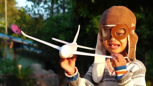 快乐的亚洲小孩在公园里玩泡沫飞机 — 图库视频影像