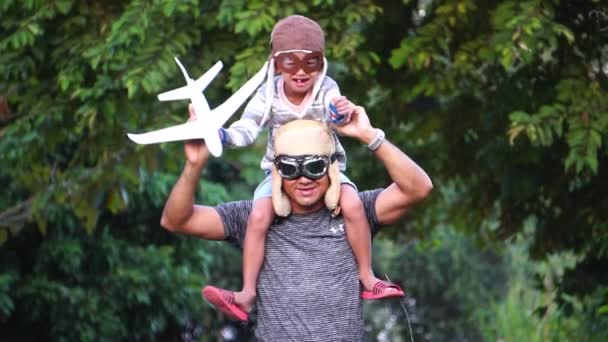 Feliz Niño Asiático Padre Con Gorras Aviador Jugando Con Aeroplano — Vídeo de stock