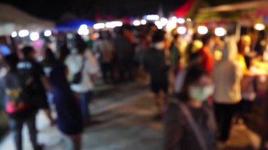 Geceleyin Asya şehrinin sokaklarındaki kalabalık 