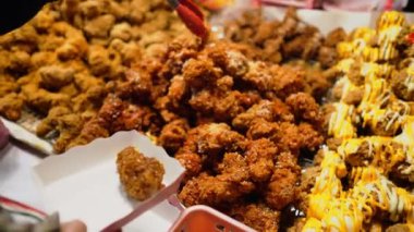 Lezzetli Asya yemeklerinin yakın görüntüsü