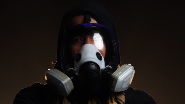 Mann Mit Biogefährlicher Chemischer Schutzmaske Auf Dunklem Hintergrund — Stockvideo