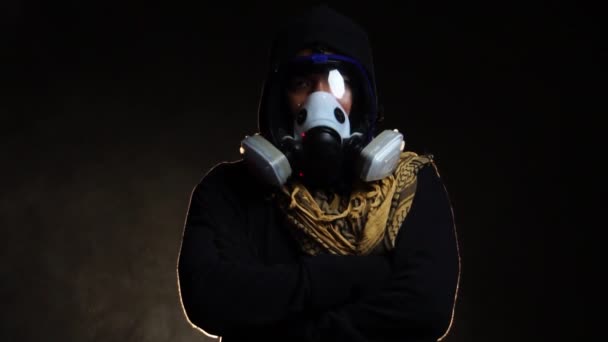 Mens Met Biogevarenbeschermend Chemisch Masker Donkere Achtergrond — Stockvideo