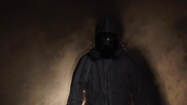 Mężczyzna Noszący Kombinezon Ochronny Maskę Ochronną Ciemnym Tle — Wideo stockowe