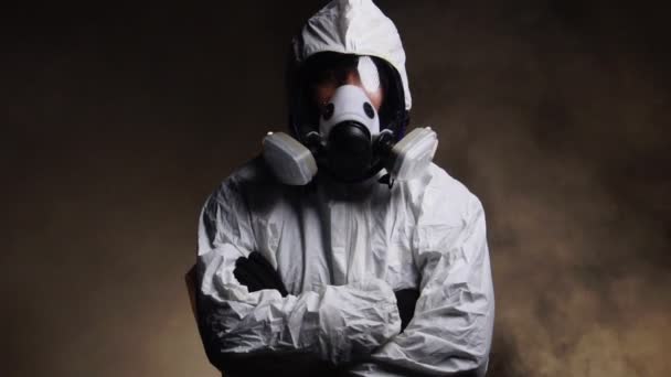 Mens Met Biogevarenbeschermend Chemisch Pak Masker Donkere Achtergrond — Stockvideo