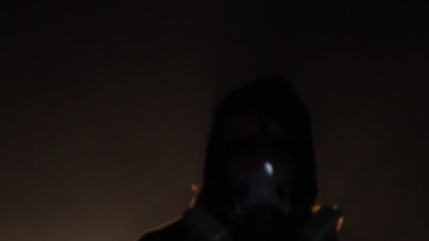 Mężczyzna Noszący Chemiczną Maskę Ochronną Ciemnym Tle — Wideo stockowe