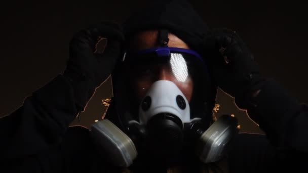 Άνθρωπος Που Φοράει Χημική Προστατευτική Μάσκα Βιολογικού Κινδύνου Σκούρο Φόντο — Αρχείο Βίντεο