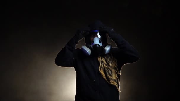 Mann Mit Biogefährlicher Chemischer Schutzmaske Auf Dunklem Hintergrund — Stockvideo