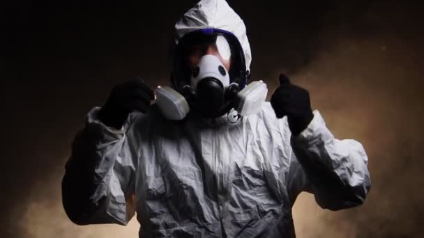 Mann Trägt Biohazard Chemical Schutzanzug Und Maske Auf Dunklem Hintergrund — Stockvideo