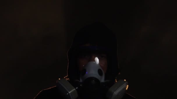 Hombre Con Máscara Protectora Química Riesgo Biológico Sobre Fondo Oscuro — Vídeo de stock