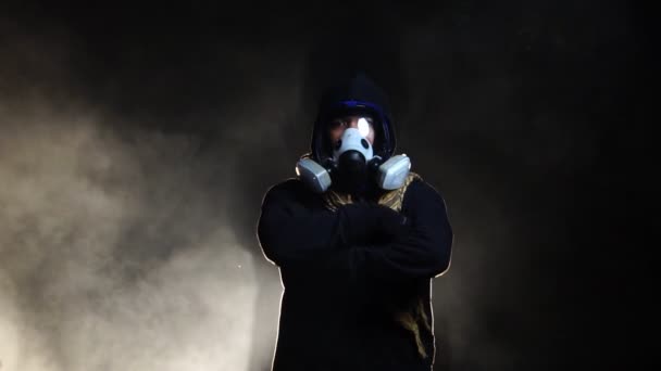 Mens Met Biogevarenbeschermend Chemisch Masker Donkere Achtergrond — Stockvideo