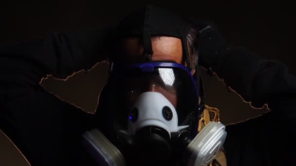 Muž Sobě Biohazard Chemické Ochranné Masky Tmavém Pozadí — Stock video