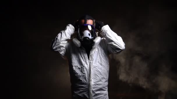 Mens Met Biogevarenbeschermend Chemisch Pak Masker Donkere Achtergrond — Stockvideo