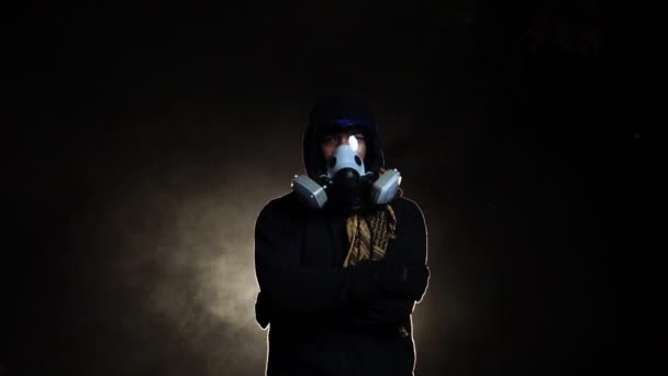 Homem Vestindo Biohazard Terno Proteção Química Máscara Fundo Escuro — Vídeo de Stock