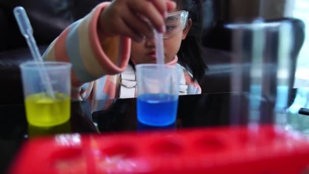 Asiatisk Liten Flicka Som Har Roligt Att Göra Flytande Vetenskap — Stockvideo