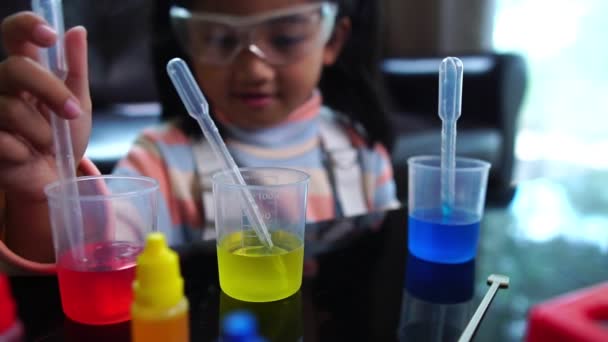 Asyalı Küçük Kız Sıvı Bilim Laboratuarı Deneyi Yaparken Eğleniyor — Stok video