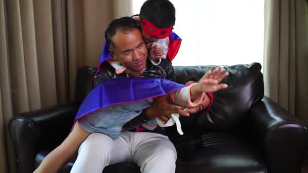 Padre Asiático Jugando Con Sus Hijos Pequeños Con Trajes Superhéroe — Vídeo de stock