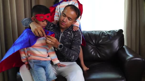 Azji Ojciec Bawi Się Jego Małymi Dziećmi Kostiumach Superbohatera Domu — Wideo stockowe