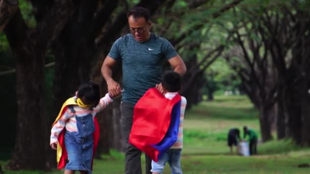 Asijské Otec Hrát Svými Malými Dětmi Sobě Superhrdina Kostýmy Parku — Stock video