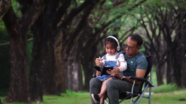 Asiático Padre Hija Sentado Parque Estudiando — Vídeo de stock