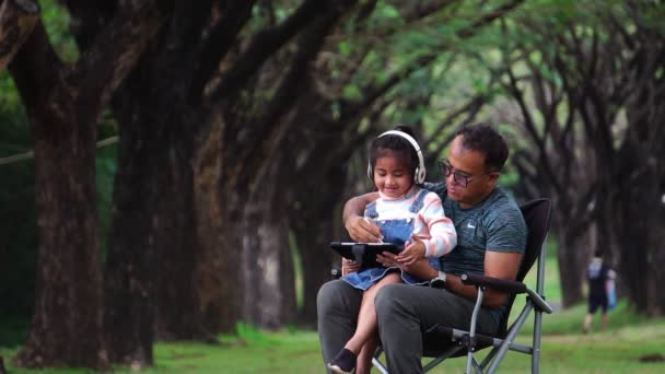 Asijský Otec Dcera Sedí Parku Studují — Stock video