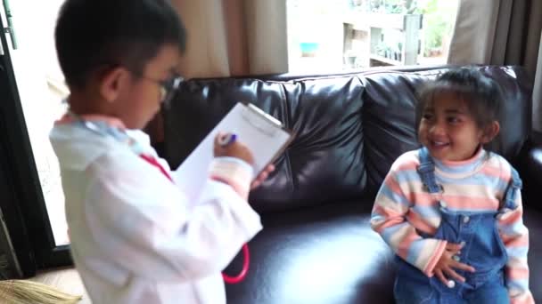 Two Asian Children Playing Doctor Home — Stock Video