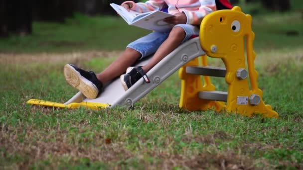 Азиатский Мальчик Сидящий Детской Площадке Парке Учится — стоковое видео