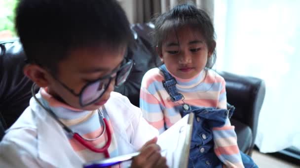 Двоє Азіатських Дітей Грають Вдома Лікаря — стокове відео