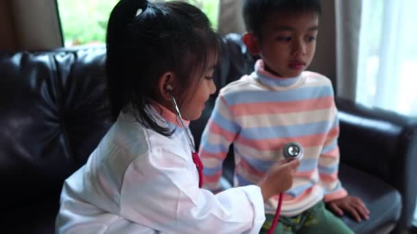 Twee Aziatische Kinderen Spelen Arts Thuis — Stockvideo