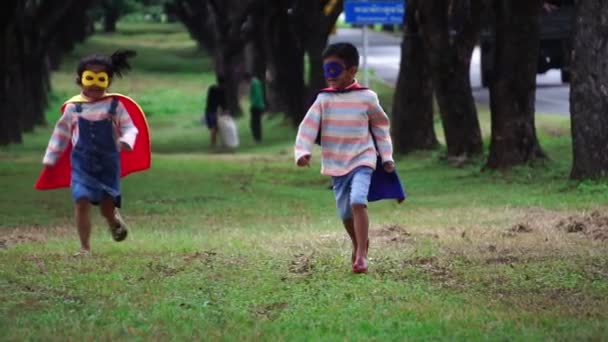 Dwoje Małych Azjatyckich Dzieci Bawiących Się Parku Kostiumach Superbohatera — Wideo stockowe