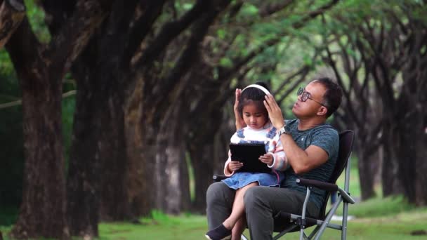 Asian Father Daughter Sitting Park Studying Studying — Stock Video