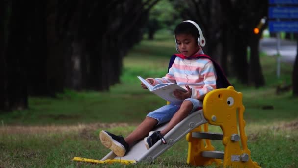 Asiático Pequeño Niño Sentado Patio Recreo Parque Estudiando — Vídeo de stock