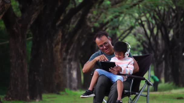 Asijský Otec Syn Sedí Parku Studují — Stock video