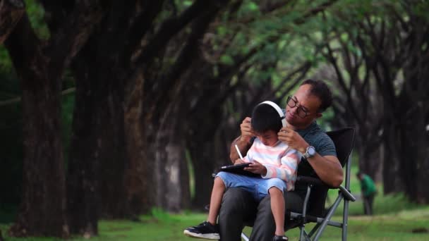 Asiatico Padre Figlio Seduta Nel Parco Studiare — Video Stock