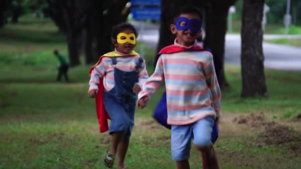 Δύο Μικρά Παιδιά Από Την Ασία Παίζουν Στο Πάρκο Φορώντας — Αρχείο Βίντεο