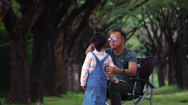 Азиатские Отец Дочь Сидят Парке Учатся — стоковое видео