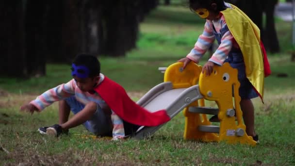 Dwoje Małych Azjatyckich Dzieci Bawiących Się Placu Zabaw Kostiumach Superbohatera — Wideo stockowe