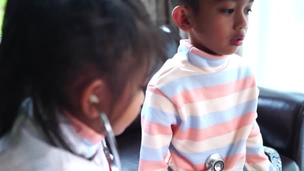 Dwoje Azjatyckich Dzieci Bawiących Się Lekarza Domu — Wideo stockowe
