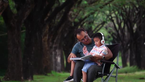 Asiatique Père Fils Assis Dans Parc Étudier — Video