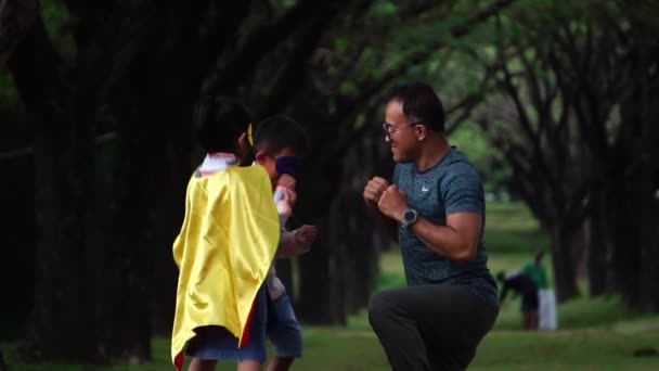 Azji Ojciec Bawi Się Jego Małymi Dziećmi Kostiumach Superbohatera Parku — Wideo stockowe