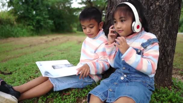 公園で勉強中の子供たち — ストック動画